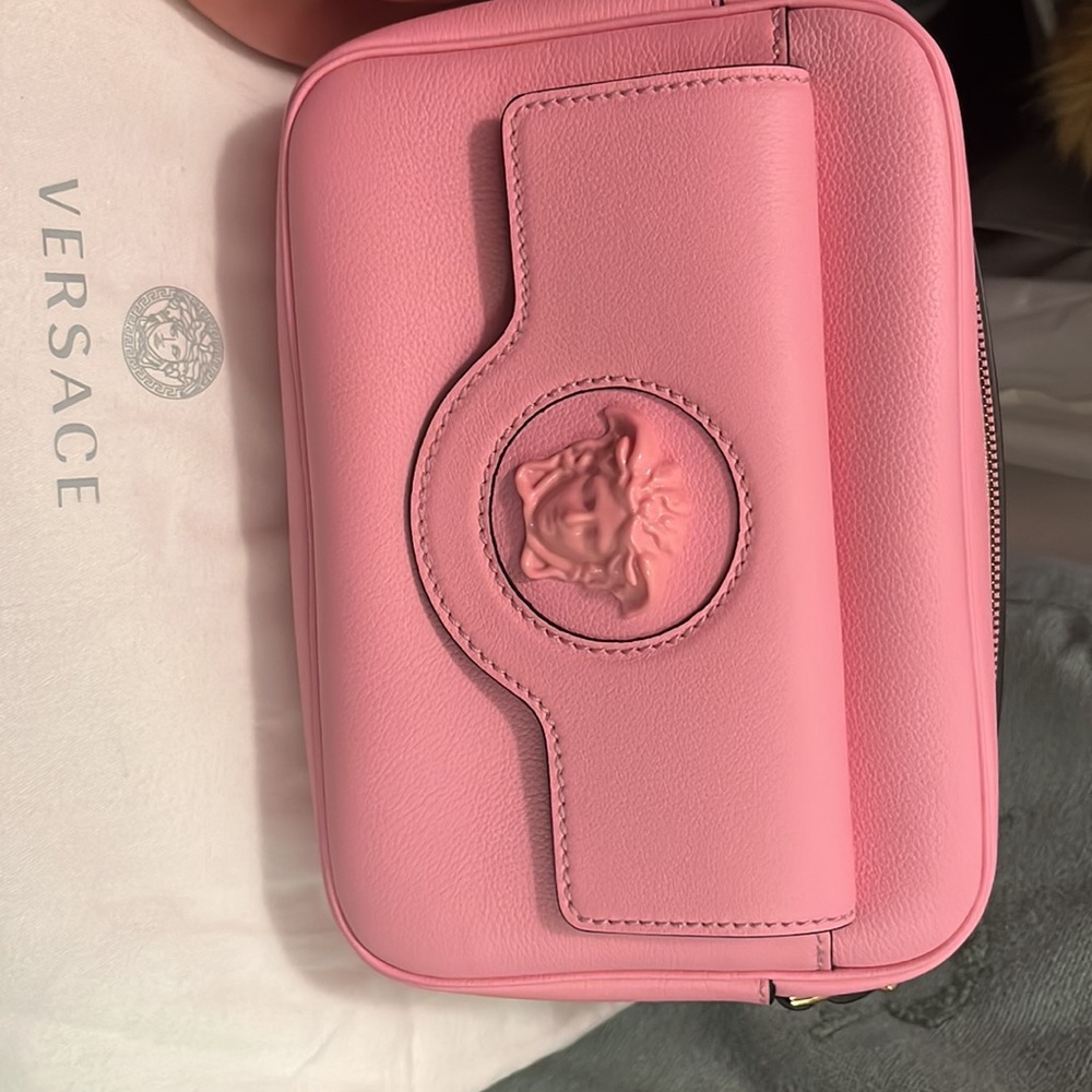 Versace La Medusa Camera Bag in Pink!
